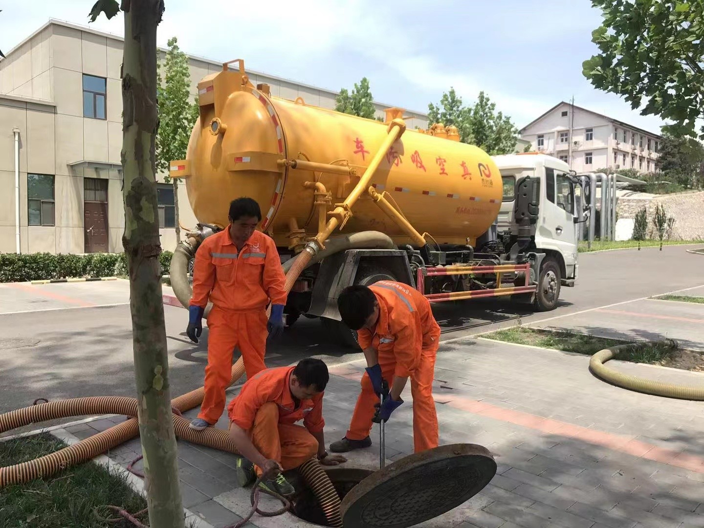 永新管道疏通车停在窨井附近