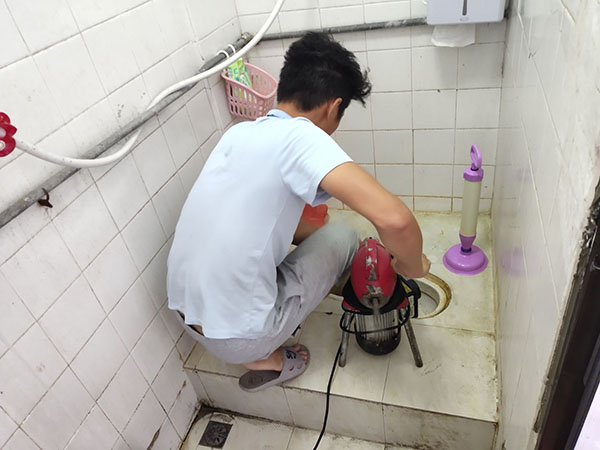 永新管道堵塞冒臭气 专业师傅现场解决问题