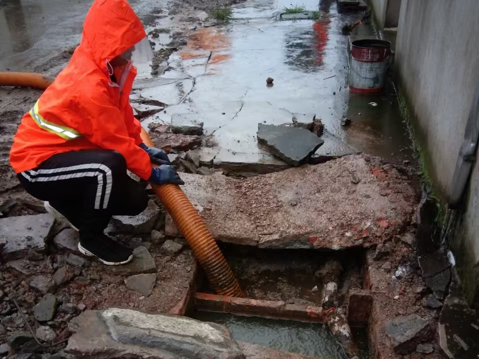 永新专业清理污水池 炜誉市政以规范流程守护城市 “肠道”